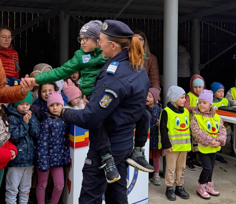 Copil premiat de jandarmi în cadrul activității de siguranță pentru copii în Bacău.