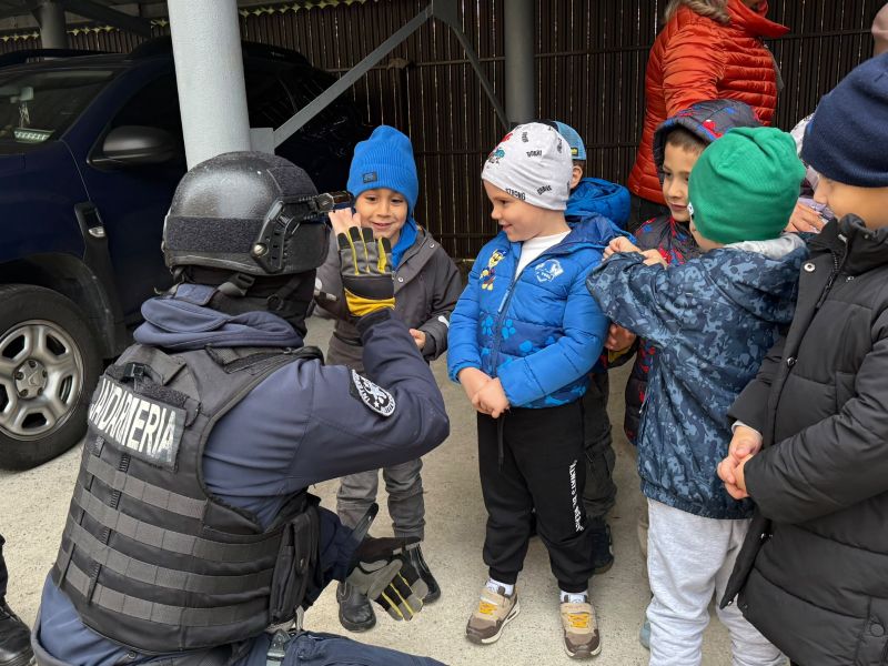 Cop de jandarmi explicând siguranța copiilor în Bacău.
