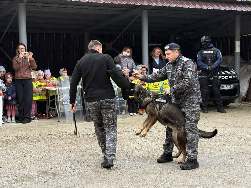 Pompier și câine de serviciu în demonstrație pentru copii în Bacău.