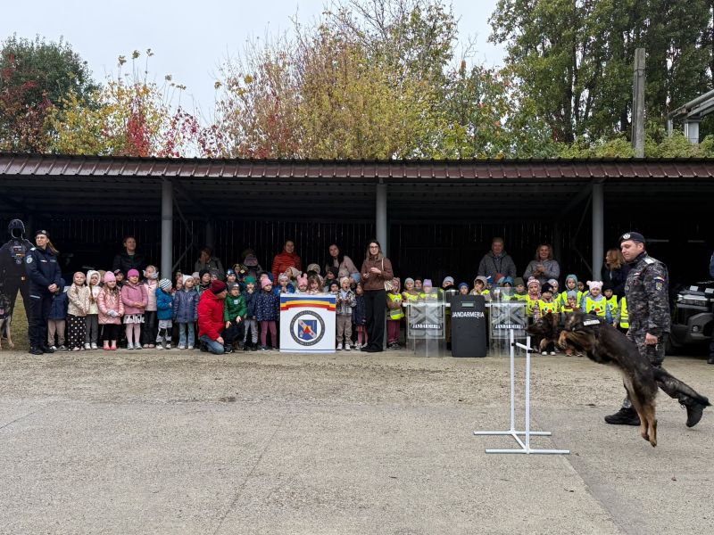 Prichindei și jandarmi participând la activitate de siguranță prin joc în Bacău.