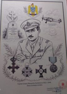 Portret aviator român atraversând cerul în uniformă de zbor, cu simboluri istorice și medalii la jos.