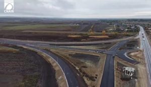 Video/UMB a depășit pragul de 71% pe lotul Săucești- Trifești din A7. Se lucrează la finisaje și sisteme inteligente 3 Lucrări de infrastructură rutieră în zona Săucești-Trifești, Bacău.