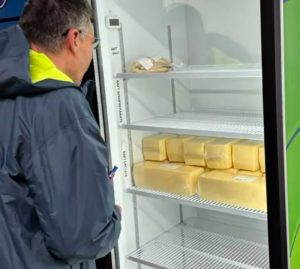 Verificare igienică în frigiderul unei școli din Bacău pentru controlul siguranței alimentare.