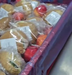 Produse alimentare sigilate pentru școli în Bacău, pregătite pentru distribuție.