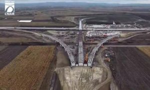 Video/UMB a depășit pragul de 71% pe lotul Săucești- Trifești din A7. Se lucrează la finisaje și sisteme inteligente 2 Lucrări de construcție pe lotul Săucești-Trifești din A7, cu sisteme inteligente și finisaje.