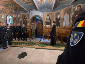 Băcăuani în uniformă militară într-un lăcaș religios, în fața un preot și a altor persoane, în decor.