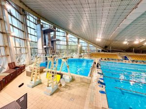 Bazinul de Înot Bacău se închide temporar pentru public: găzduiește Cupa României la sărituri în apă 1 Piscina olimpică cu săli de practică, reflectând lumina naturală prin ferestrele mari.