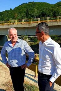PSD Bacău îl exclude din partid pe primarul Benone Moraru, după ce a fost prins că a luat mită 1 Doi bărbați discută lângă o zonă de lucru în exterior.