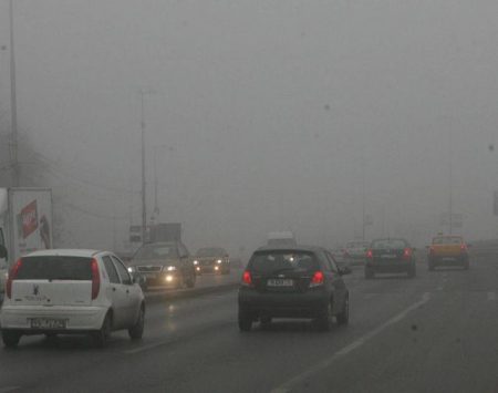 Vizibilitate redusă în Bacău din cauza ceții dense, autovehicule pe șosea.