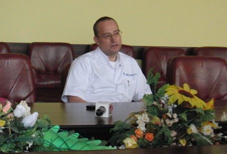 Recunoaștere la nivel înalt pentru dr. Mihai Galinescu la deschiderea „Zilelor Chirurgiei Pediatrice Băcăuane”