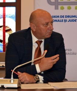 Valentin Ivancea la o conferință, în fața unui microfon.