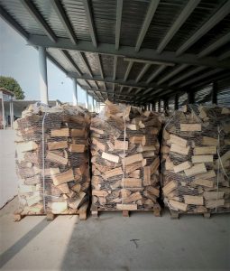 Stivă de lemn de foc ambalată pentru vânzare în Bacău.