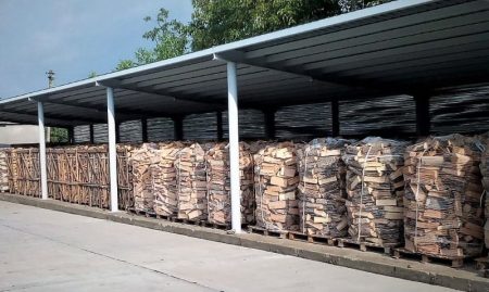 Stivă de lemn de foc sub acoperiș în Bacău.