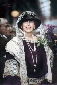 Portretul Reginei Maria în ținută elegantă, cu pălărie și bijuterii.