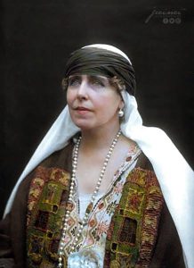 Portretul Reginei Maria cu batic și genți țărmuri roșii.