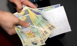 Bani în plus de sărbători: Cine sunt pensionarii din județul Bacău care primesc ajutorul financiar în decembrie