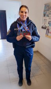 Dacă o întâlniți în misiune, evitați mișcările bruște! O polițistă din Bacău a cucerit trei medalii la Mondialul de Karate 2 Polițistă din Bacău cu trei medalii de la Mondialul de Karate.