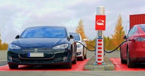 Mașini electrice în stație de încărcare la o stație de alimentare.