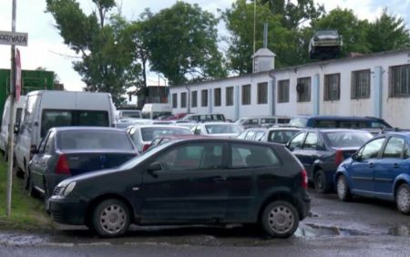 Programul Rabla se relansează: 35,4 milioane de lei pentru mașini noi Parcare aglomerată cu mașini într-un spațiu industrial.