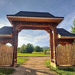 Drumul spre unul dintre cele mai vizitate schituri din Bacău intră într-o nouă etapă. Ultima porțiune trece la județ 2 Arhitectură tradițională din lemn la intrarea unui spațiu ritual în Bacău.
