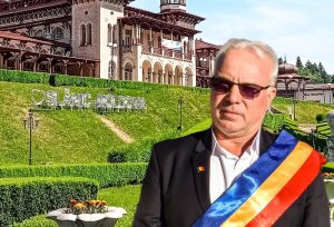 Primarul din Slănic Moldova, Benone Moraru, a fost reținut de DNA după un flagrant de luare de mită 1 Bărbat în costum cu eșarfă tricolor în fața clădirii istorice din Slănic Moldova.