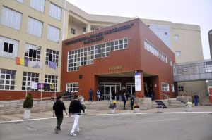 Clădirea universității Vasile Alecsandri din Bacău, cu studenți în față.